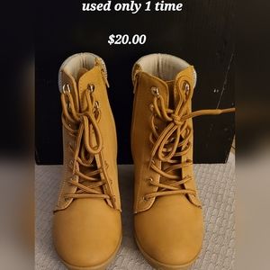 Boots with rhinestone